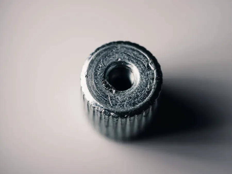 Machined metal screw with fine threads